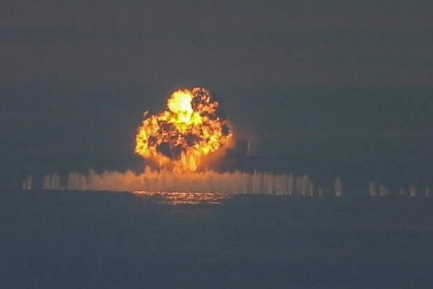 Судно загорелось вблизи Одессы после удара