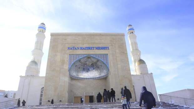 Люди поднимаются в мечеть "Науан Хазрет"