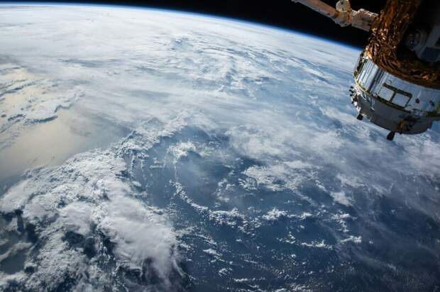 Космонавты поздравили соотечественников с Днем России из космоса