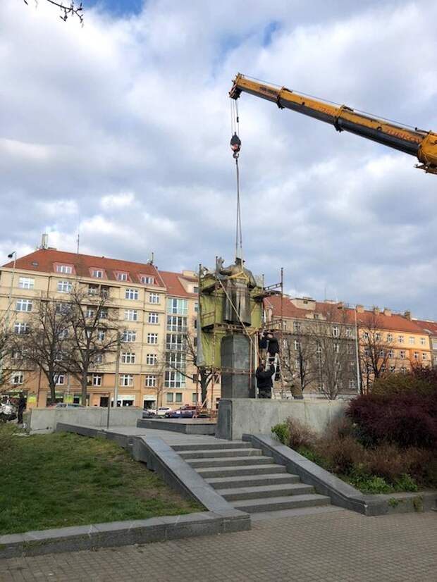 В Праге демонтировали памятник советскому маршалу Коневу В Праге демонтировали памятник советскому маршалу Коневу