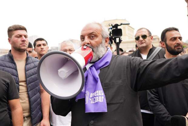 Лидер армянских протестов высмеял Пашиняна, предложив ему своё место для встречи