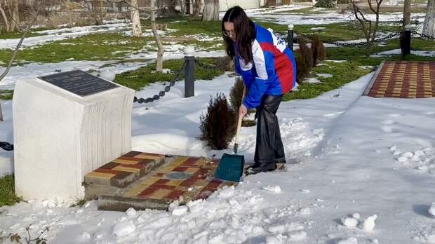 Студотряды Крыма навели порядок у памятника героям в Джанкойском районе