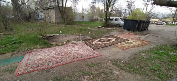 Донецк - богатый город! Только у нас при отсутствии асфальта в грязь спокойно