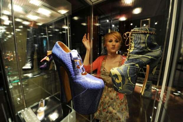 Те самые туфли, ставшие экспонатом в музее | Фото: harpersbazaar.com.ua