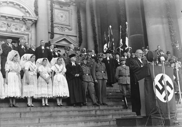 21. Рейхс-епископ Людвиг Мюллер произносит речь в Берлинском соборе с кафедры, обернутой в нацистский флаг, сентябрь 1934 г германия, история, фото