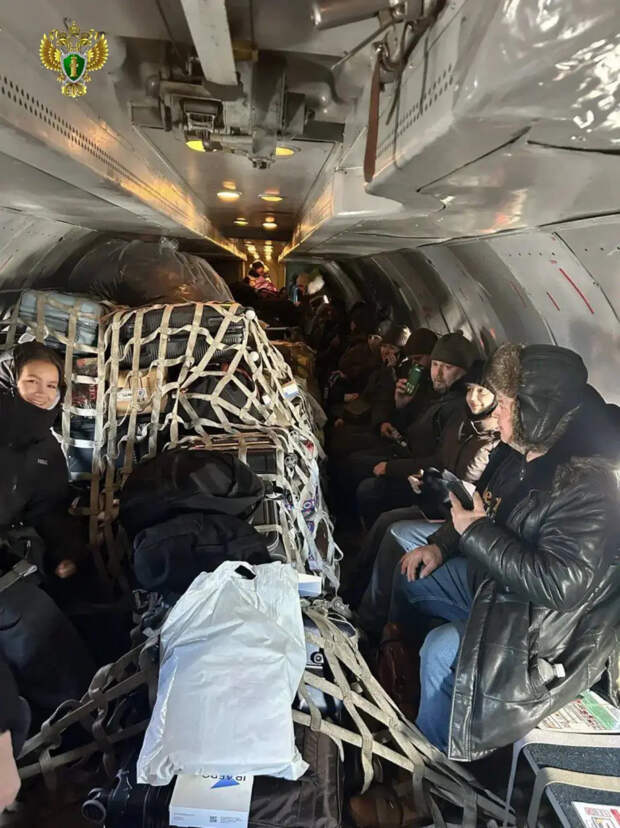 Как мешки с картошкой: пассажиров в Сибири посадили в грузовой самолет