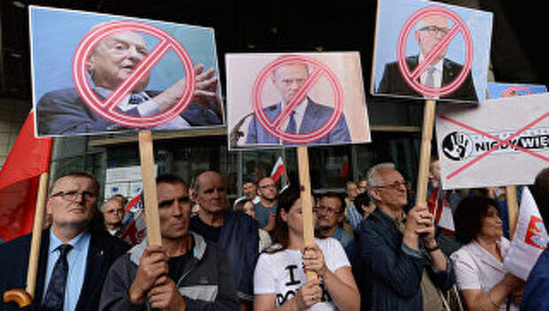 Плакаты с портретами финансист Джорджа Сороса, президента Европейского совета Дональда Туска и первого вице-президента Европейской комиссии Франса Тиммерманса во время акции протеста в Варшаве. 26 июля 2017