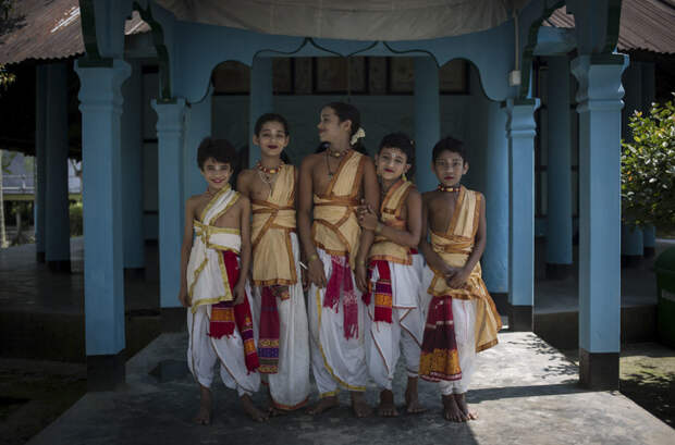 Перед исполнением танца агхора, который изображает священную связь между гуру и учениками бхакти, люди, монахи