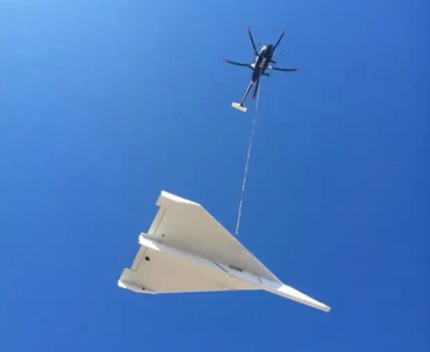 Вертолет с бумажным самолетом