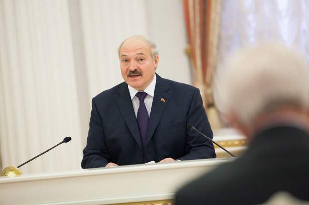 Лукашенко закрыл границу с Украиной из-за потока оружия Лукашенко закрыл границу с Украиной из-за потока оружия