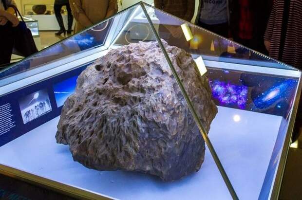 В челябинском музее над фрагментом метеорита 2013 года самопроизвольно поднялся купол