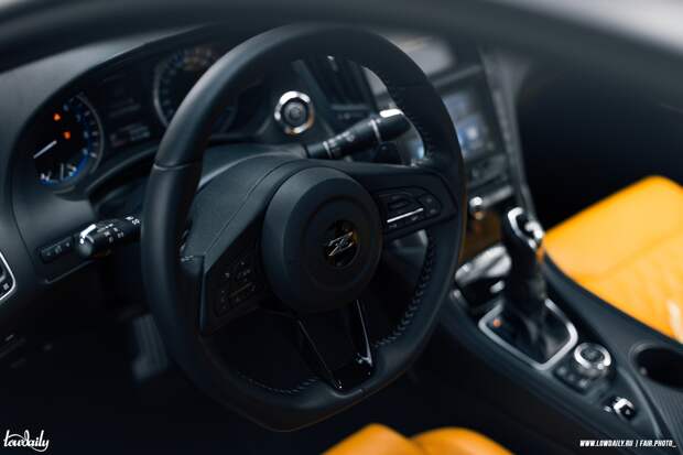 Интерьер Infiniti Q60S с рулём Fairlady Z
