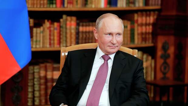 Путин подарил Байдену письменный набор хохломы 