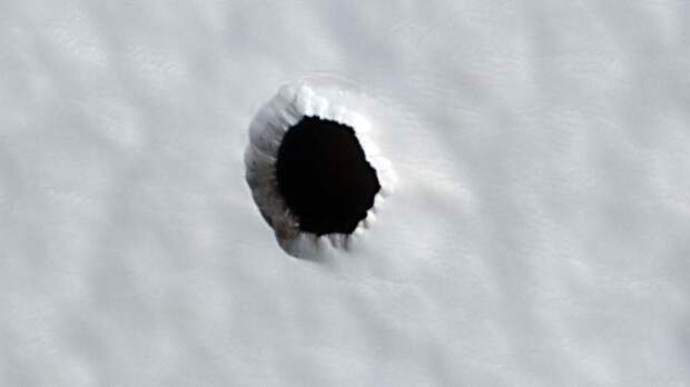 Ученые NASA обнаружили необычный темный кратер на Марсе