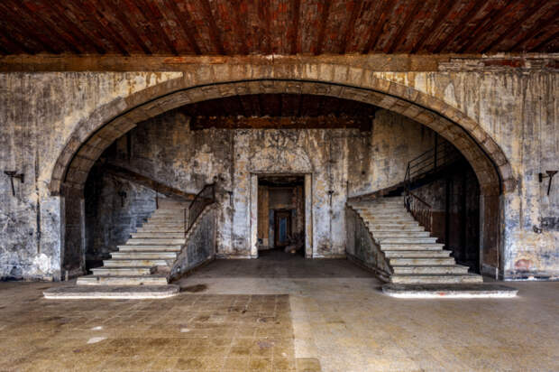 Остатки былой роскоши отеля в Суфаре (фотопроект «A Paradise Lost», Ливан). | Фото: architecturaldigest.in/ © James Kerwin.