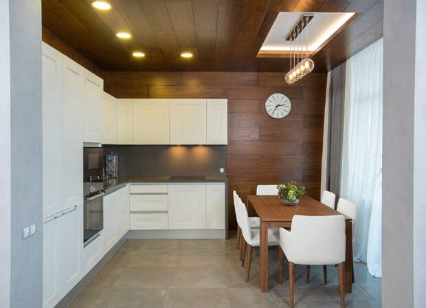 Кухня с деревянными панелями на стенах.