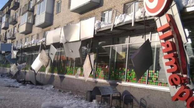 Коммунальщики разбомбили вывеску "Пятерочки" во время уборки снега под Петербургом