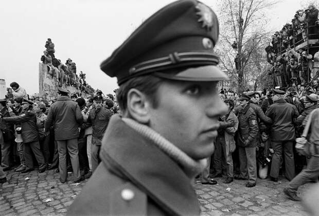 7 легендарных фото крушения Берлинской стены, сделанных фотографом Марком Пауэром