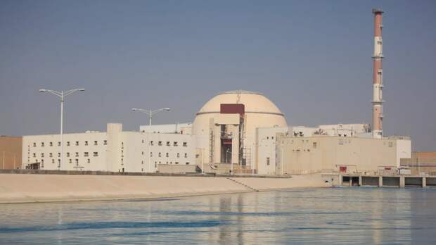 Реактивный снаряд попал на территорию иранской АЭС «Бушер»