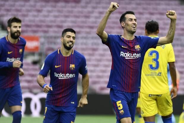 Barcelona's Spanish midfielder Sergio Busquets (R) celebrates after scoring a goal during the Spanish league football match FC Barcelona vs UD Las Palmas played behind closed doors at the Camp Nou stadium in Barcelona on October 1, 2017.