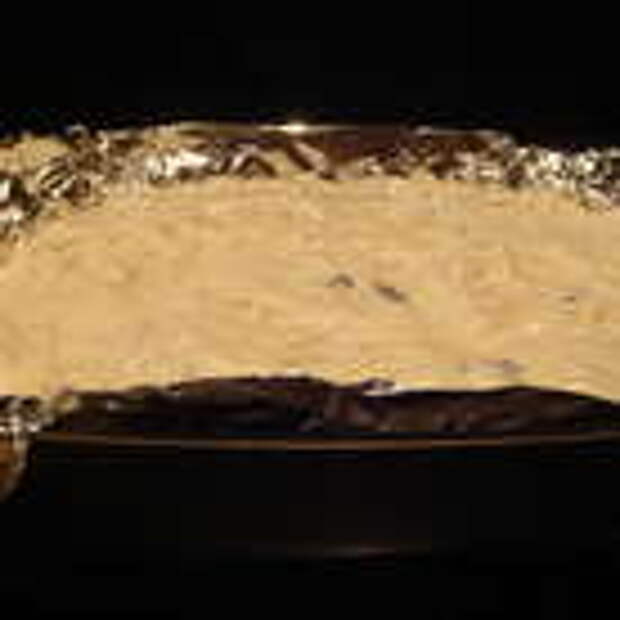 Форму (18х23) (я застелила фольгой) промазать маслом и посыпать манкой, вылить тесто. Духовку предварительно разогреть.