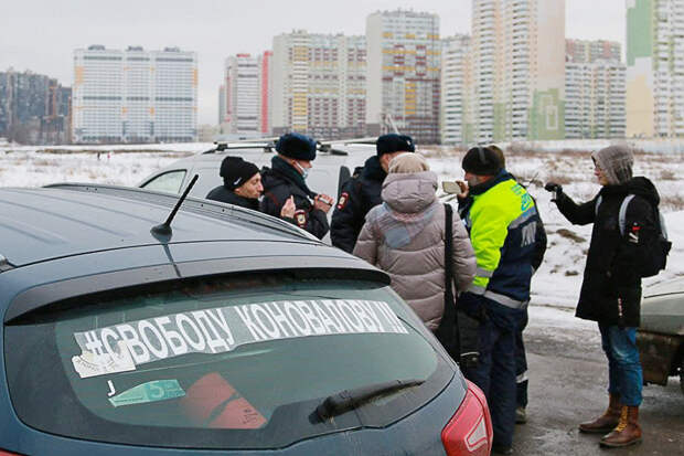 Перед началом автопробега против QR-кодов в Петербурге задержали шестерых активистов и журналистку