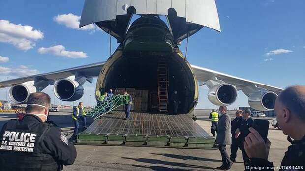 Самолет с российским медоборудованием для борьбы с коронавирусом уже приземлился в Нью-Йорке