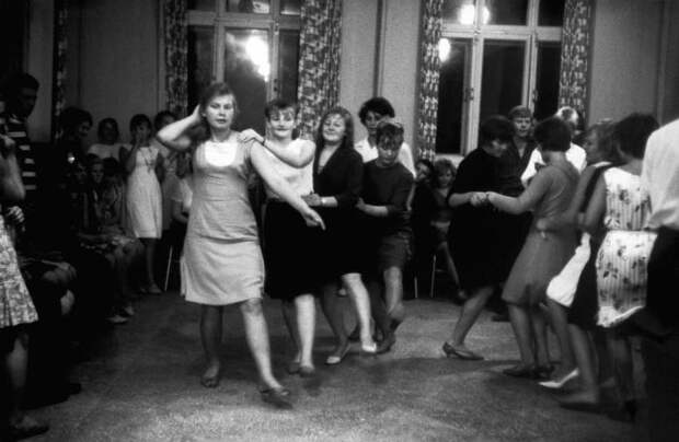 Субботний вечер в одном из кубанских колхозов. СССР, 1966 год. Субботний вечер в одном из кубанских колхозов. СССР, 1966 год.