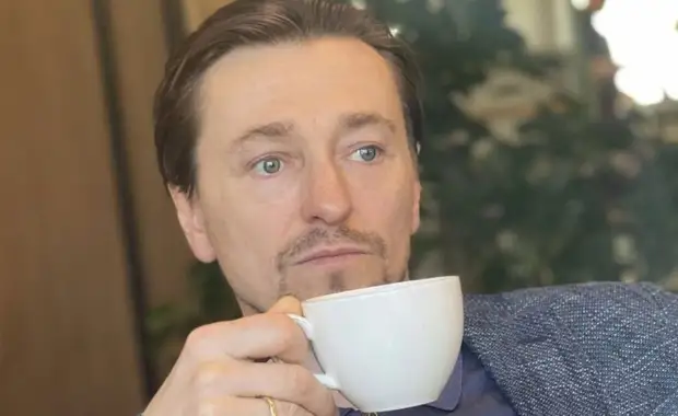 Безруков с сыном поздравили поклонников с Пасхой