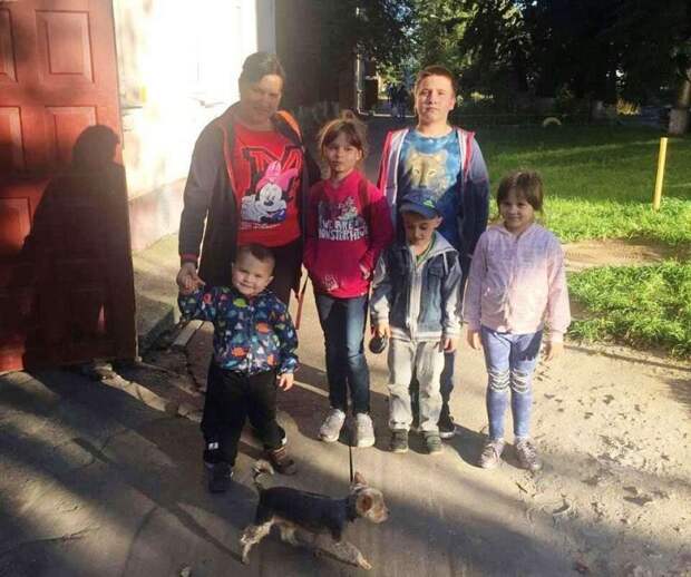 Этой многодетной семье очень пригодились канцтовары и тёплая одежда/Из личного архива
