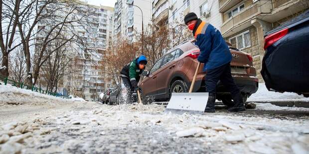 Коммунальные службы продолжают уборку улиц