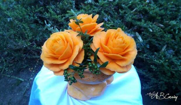 Такие цветы смотрятся очень оригинально и вполне могут заменить настоящие розы, став декоративным украшением праздника.