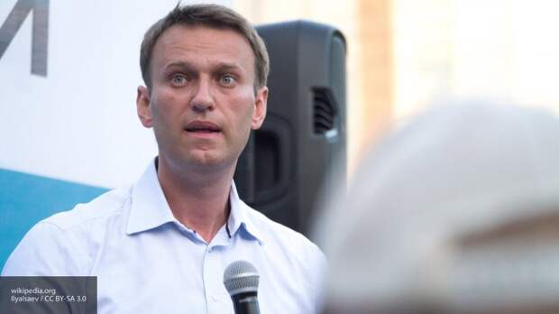 Навальный и Волков рискуют попасть на нары в попытке усидеть на двух стульях