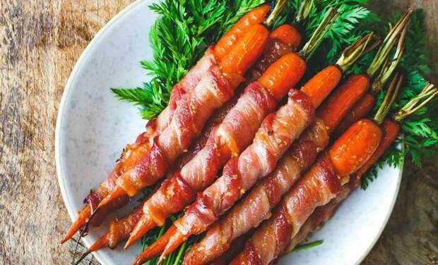Морковь в беконе. \ Фото: i.pinimg.com.