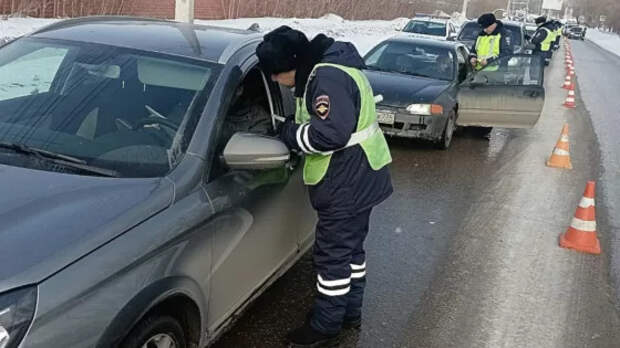 В ГАИ раскрыли, для чего на боковых зеркалах автомобиля нанесена черная полоса