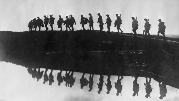 Силуэты солдат 1й австралийской дивизии, идущих на фронт в Бельгии, в Первую мировую. Тогда моральное повреждение было впервые замечено как массовая проблема