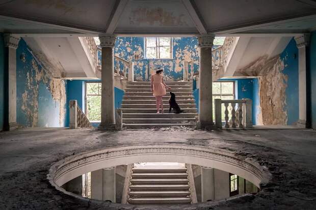 Фотограф запечатлел свою девушку в разных заброшенных местах