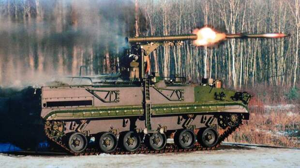 Самоходный противотанковый ракетный комплекс «Хризантема-С» ведет огонь