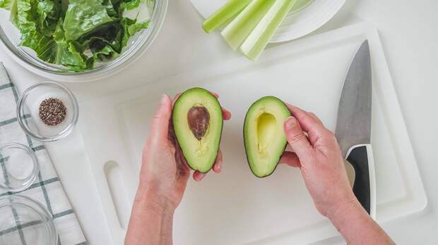 Потрясти, нажать и проверить вес: как выбрать и хранить авокадо
