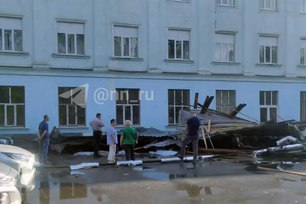 В Нижнем Новгороде ураган снес крышу техникума
