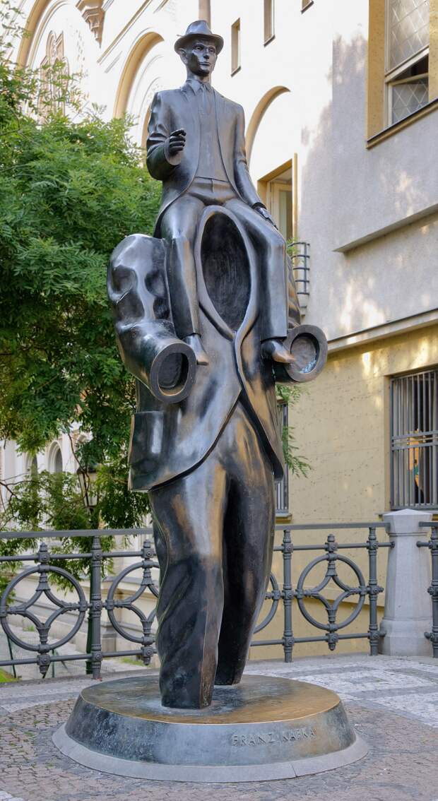 https://upload.wikimedia.org/wikipedia/commons/thumb/6/6f/Kafka_statue_Prague.jpg/1200px-Kafka_statue_Prague.jpg