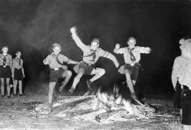 20. Ритуальные прыжки через костер во время традиционного праздника летнего солнцестояния, Берлин, 1937 г. германия, история, фото