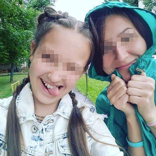 Мила Хейфицева (на снимке - слева) фотографируется с мамой и что-то не выглядит потерпевшей. Фото: Личная страничка героя публикации в соцсети