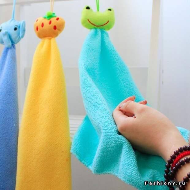 Вытирание полотенцем. Полотенце для рук. Маленькие полотенца для рук. Вытирать руки полотенцем. Детское полотенце для рук в садик.