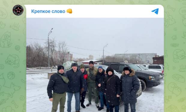 Евгений Гольман (в центре) отправляется с очередной партией гуманитарки в Донбасс. Скриншот с тг-канала "Крепкое слово"