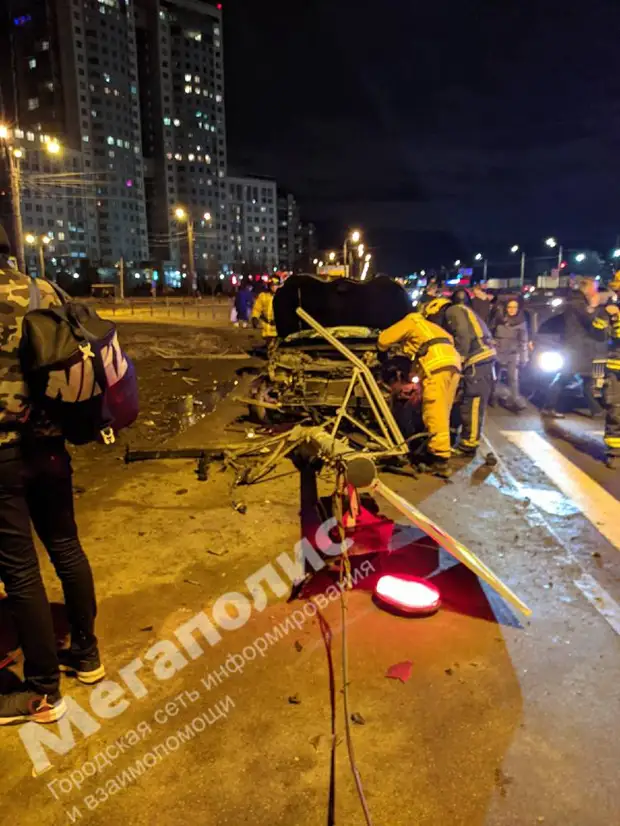 «Задела девушку-пешехода». На Бухарестской машина вылетела на газон и снесла светофор