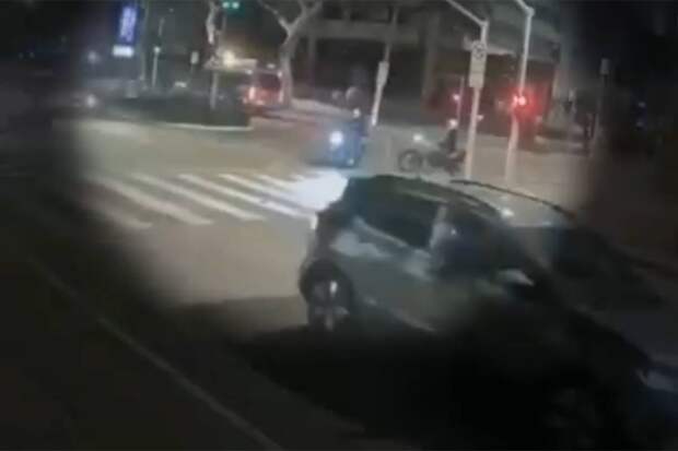 Вооруженные бандиты на мотоциклах ранили знаменитого певца после концерта