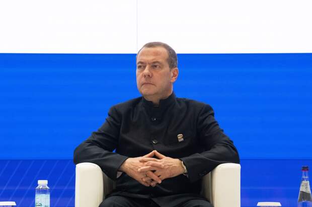 Появились подробности об учебниках под редакцией Медведева