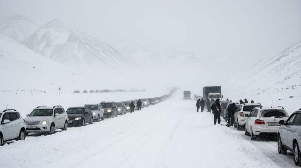 SHOT: россияне застряли на границе с Грузией из-за непогоды