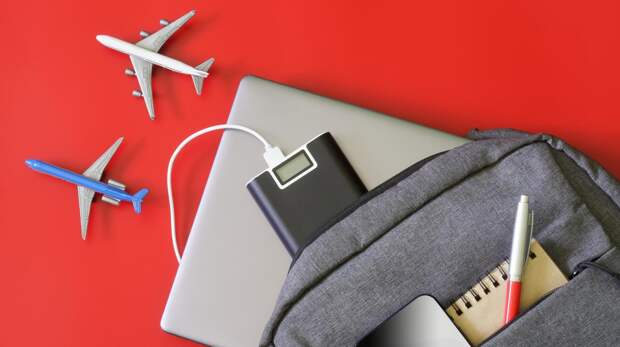 Почему вводят запрет на пауэрбанки в самолетах и что теперь можно проносить на борт